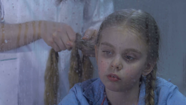 Médico trança trabalhador chateado menina cabelo, criança sentindo saudades de casa no hospital
 - Filmagem, Vídeo