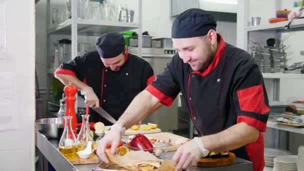 Restaurantküche zwei Männer beim Servieren von Gerichten - Filmmaterial, Video