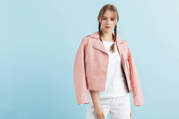 Menina bonita nova com duas tranças em jaqueta de couro rosa e
  - Foto, Imagem