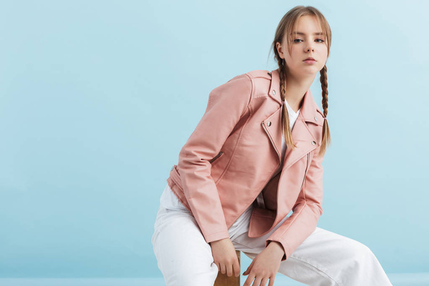 Menina atraente nova com duas tranças em jaqueta de couro rosa e
 - Foto, Imagem