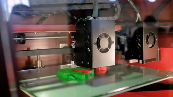 Automaattinen kolmiulotteinen 3D-tulostinkone työskentelee teknologianäyttelyssä
 - Materiaali, video