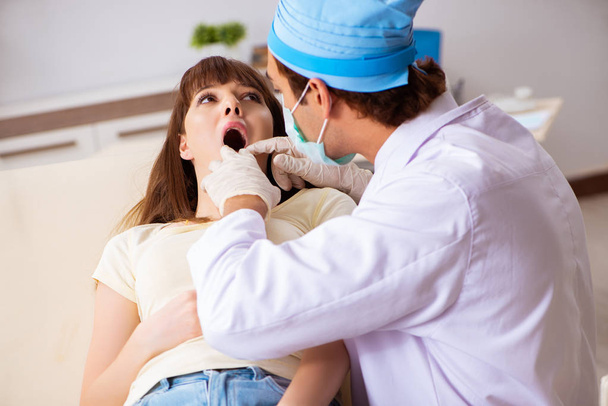 Jeune femme visitant le médecin masculin otolaryngologue
 - Photo, image