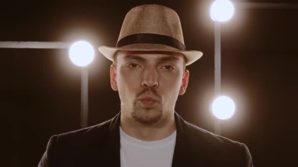 Portrait de gars attrayant effectuant une beatbox
 - Séquence, vidéo