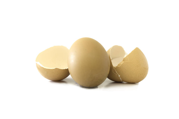 tojásnyers álló és törött tojás, Vágógörbe izolált - Fotó, kép