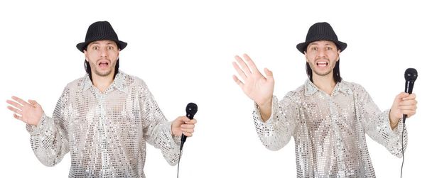 Junger Mann singt mit Mikrofon isoliert auf Weiß  - Foto, Bild