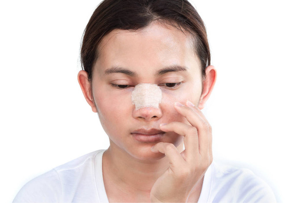 Κοντινό πλάνο προσώπου της Ασιάτισσας γυναίκας με πλαστική μύτη χειρουργική επέμβαση για την ομορφιά και καλλυντικά conept, λευκό φόντο - Φωτογραφία, εικόνα