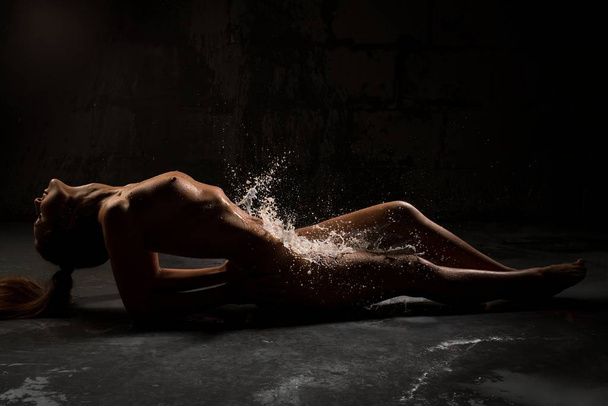 Woman in the nude under water stream - Foto, Imagem