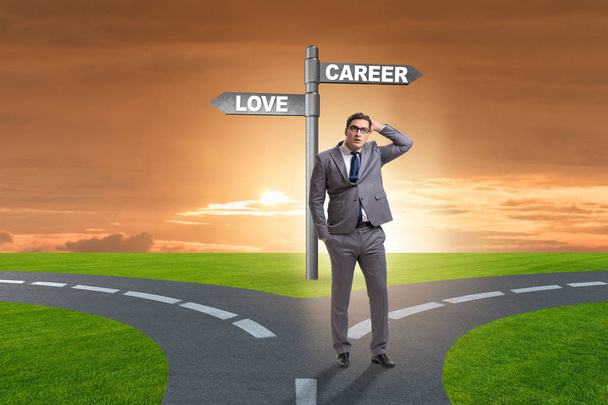 Biznesmen mający twardy wybór między miłością i karierą - Zdjęcie, obraz