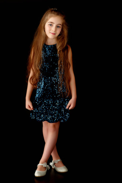 Little girl on a black background - 写真・画像