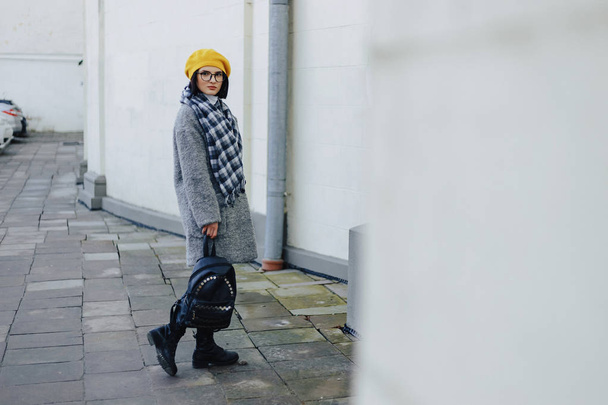 Atraktivní mladá dívka v brýlích a žlutá Beret volný styl do chůze - Fotografie, Obrázek