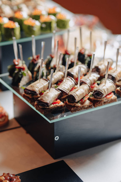 смачний святковий шведський стіл з канапе та різними смачними стравами
 - Фото, зображення