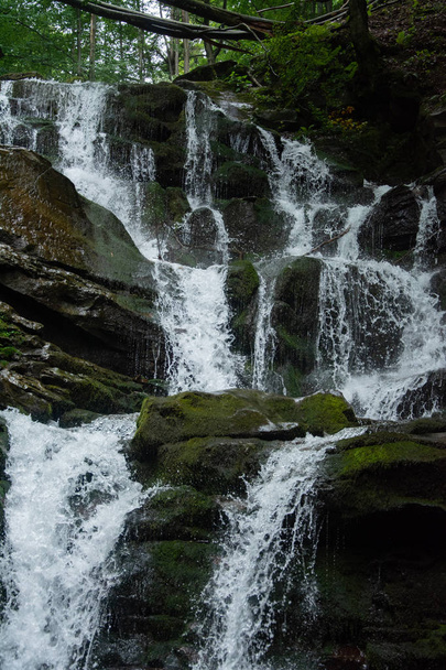 большой каскадный водопад в горном лесу
. - Фото, изображение