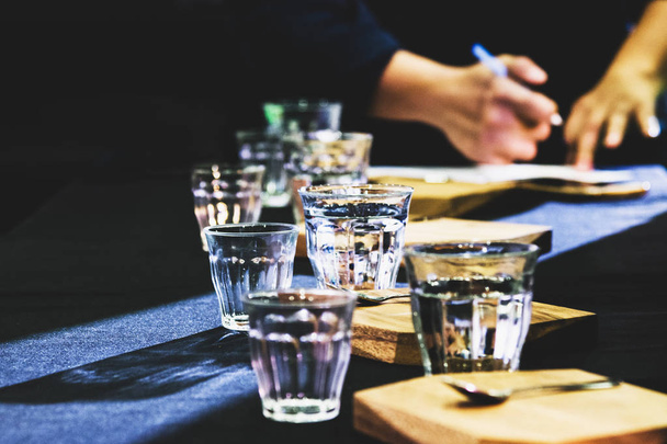 Dégustation de café en verre, Tasses à café sur la table pour la dégustation
 - Photo, image