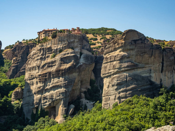 Beautiful view of the monastery Megala Meteora and its surrounding mountains in the region of Meteora, Greece  - Valokuva, kuva