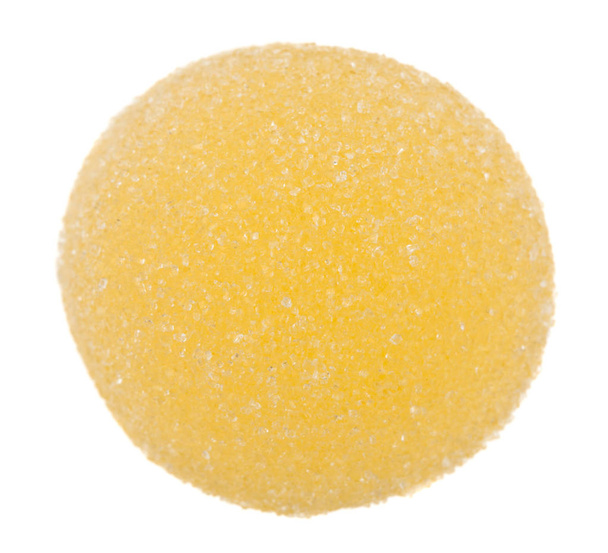 Жовтий мармеладний м'яч у цукрі ізольований на білому тлі закриття
 - Фото, зображення