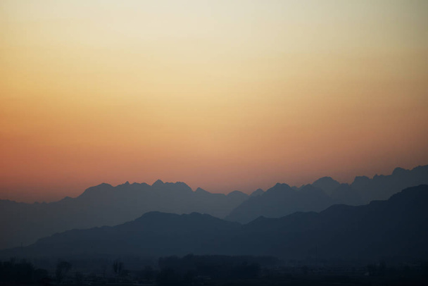 Zamlžené vrcholy byly při západu slunce - Fotografie, Obrázek