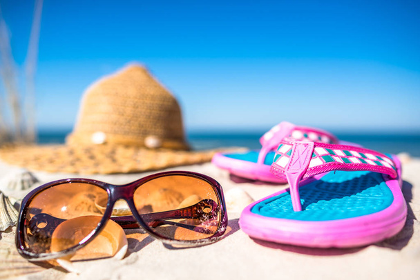 Concept de vacances avec accessoires de plage sur sable, vacances d'été, Mer Baltique, Pologne
 - Photo, image