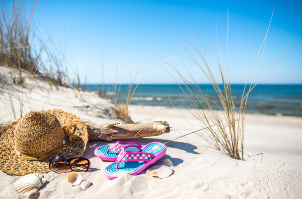Nyári vakáció táj strand tartozékokkal, homok és tengerre néző, Balti-, Lengyelország - Fotó, kép
