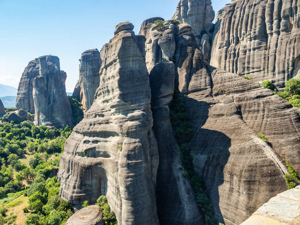 Beautiful landscape overlooking the town of Kalambaka in the valley of the river Pinyos and the rock formations in the mountains in Meteora region, Greece - Valokuva, kuva