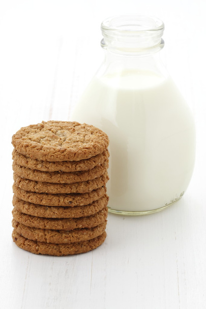 Fresh milk and oatmeal cookies - Valokuva, kuva