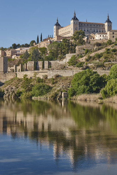 Miasta Toledo i rzeki Tajo. Hiszpańskie średniowieczne miejsce historyczne. - Zdjęcie, obraz