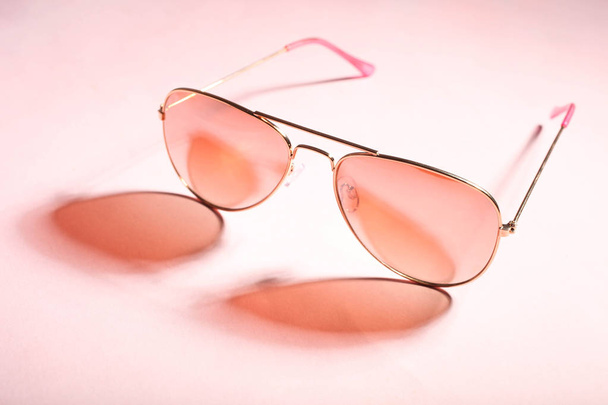eleganti occhiali da sole da donna rosa
 - Foto, immagini