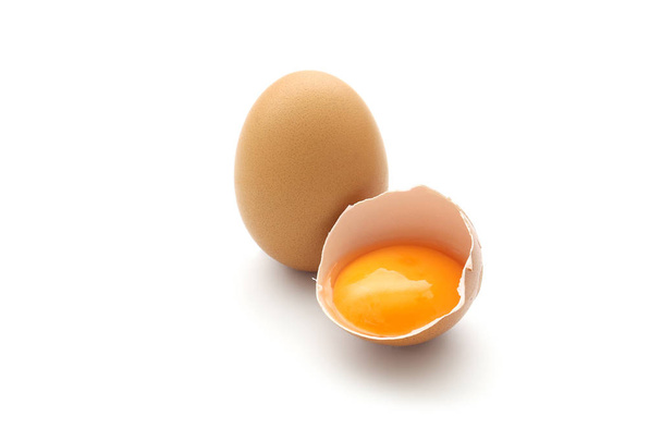 cerrar huevo roto aislado sobre fondo blanco
 - Foto, Imagen