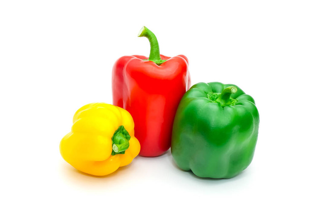 grüne, gelbe und rote Paprika oder Paprika isoliert auf weißem Hintergrund. - Foto, Bild
