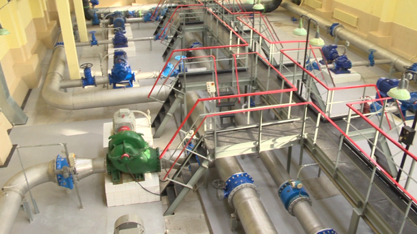 Drinkwater behandeling met behulp van ultrafiltratie in water plant. Panorama shot - Video