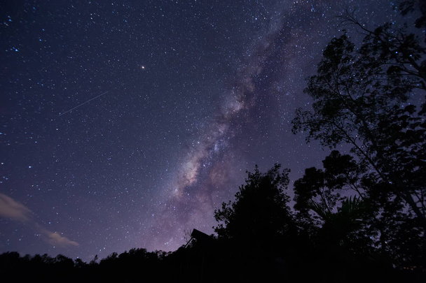 サバ、マレーシアの天の川銀河と驚くほど美しい暗い空 - 写真・画像