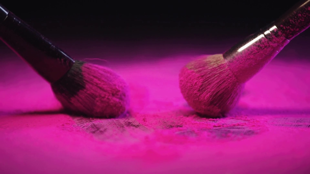 αργή γυρίσματα δύο Καλλυντικά βούρτσες και φωτεινό ροζ Holi μπογιά - Πλάνα, βίντεο