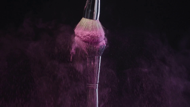 tiro em câmera lenta de duas escovas cosméticas tocando e fazendo salpicos de tinta holi rosa
 - Filmagem, Vídeo