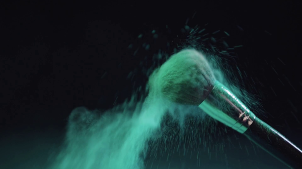 cámara lenta de brote de pintura verde holi cayendo del cepillo cosmético
 - Imágenes, Vídeo