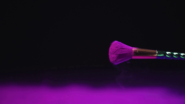 Замедленная съемка фиолетовой краски, падающей с косметической щетки
 - Кадры, видео