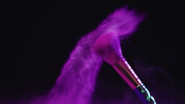 Zeitlupe Shooting von lila Holi Farbe Streuung von kosmetischen Pinsel - Filmmaterial, Video
