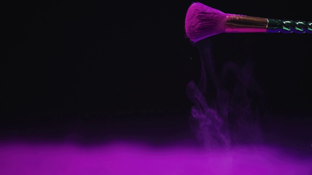 Zeitlupe Shooting von hell lila Holi Farbe Streuung von kosmetischen Pinsel - Filmmaterial, Video