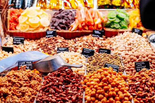Sušené ovoce a sladkosti v tržním stánku - Fotografie, Obrázek