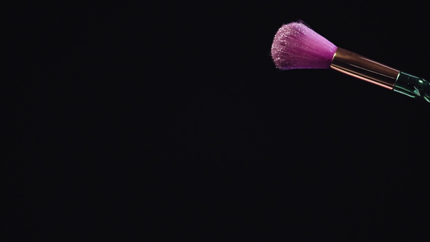 Zeitlupe Shooting von kosmetischen Pinsel Streuen hell rosa glitzernden Puder - Filmmaterial, Video