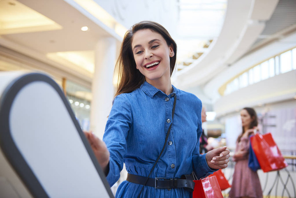 Fröhliche Frau beim Einkaufen - Foto, Bild