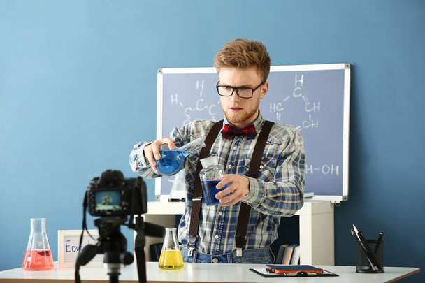 Laboratuvarda genç erkek blogger kayıt video - Fotoğraf, Görsel
