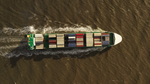 Πλοίο εμπορευματοκιβωτίων σε εξαγωγή και εισαγωγή. Διεθνείς εμπορευματικές μεταφορές. - Πλάνα, βίντεο