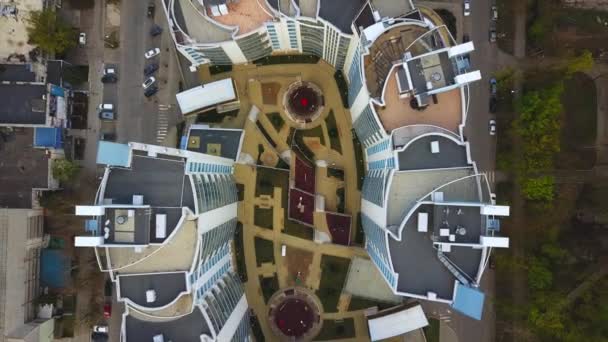 Ciudad de Kishinev. Abril de 2019. Vista superior futage aéreo de la ciudad con rascacielos modernos con diseño contemporáneo
. - Imágenes, Vídeo