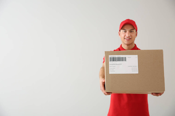 Uomo di consegna con scatola su sfondo bianco
 - Foto, immagini