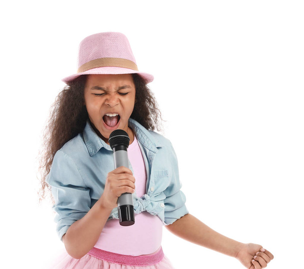 Kleine Afro-Amerikaanse zanger tegen witte achtergrond - Foto, afbeelding