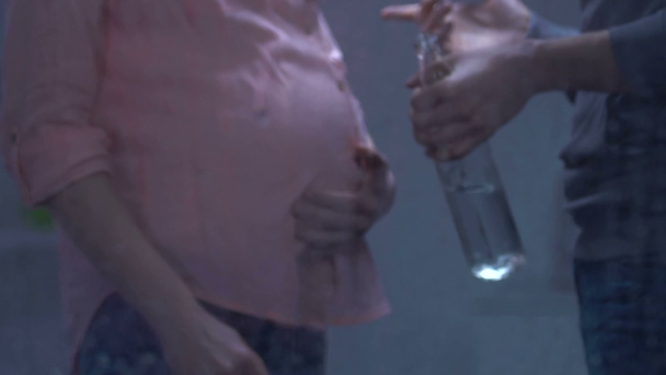 Μεθυσμένος σύζυγος κατάχρηση έγκυος γυναίκα, αλκοολική αρσενικό διαπληκτιστικά, λανθασμένη συμπεριφορά - Πλάνα, βίντεο