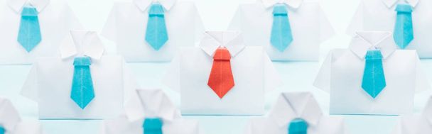 colpo panoramico di origami camicie bianche con cravatte blu con uno rosso su sfondo blu, pensare concetto diverso
 - Foto, immagini