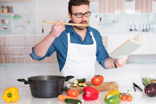 Προσωπογραφία άνδρα μαθαίνουν να μαγειρεύουν στις στην κουζίνα - Φωτογραφία, εικόνα
