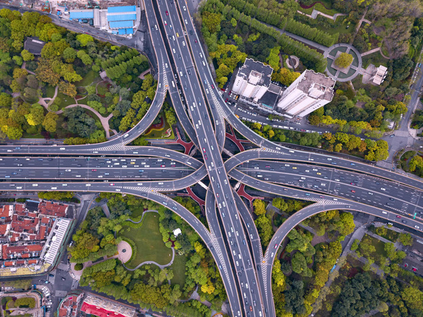 Luftaufnahme von Autobahnkreuzen formen Buchstaben x Kreuz. Brücken,  - Foto, Bild