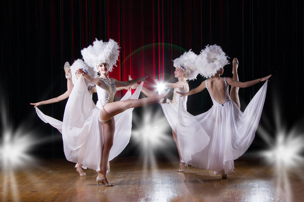 Cabaret.Girls show de variedades de dança. Dançarinos em vestidos brancos realizam cabaré de dança moderna
 - Foto, Imagem