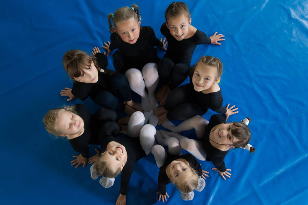 2018年9月4日、ゴメル市ベラルーシ。児童学校でのデモンストレーション体操教室を開く。振付学校の授業。体育教室.  - 写真・画像